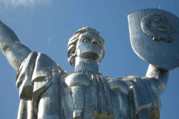 В Киеве декоммунизируют Родину-мать | Русская весна