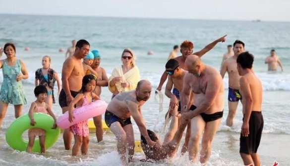 Россиянин спас жизнь китайцу на курорте острова Хайнань (+ФОТО, ВИДЕО) | Русская весна