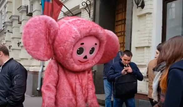 Розовый Чебурашка веселил людей на месте убийства Вороненкова (ВИДЕО) | Русская весна