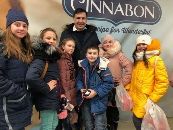 Саакашвили сводил школьников в «Макдоналдс» и получил «огромное удовольствие» (ФОТО) | Русская весна