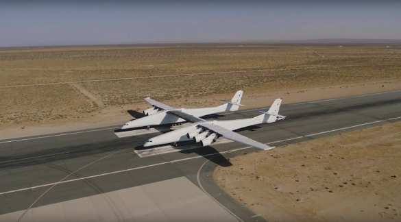 США пытаются вернуться к пилотируемой космонавтике: самый большой самолет в мире выехал на взлетную полосу (ВИДЕО) | Русская весна