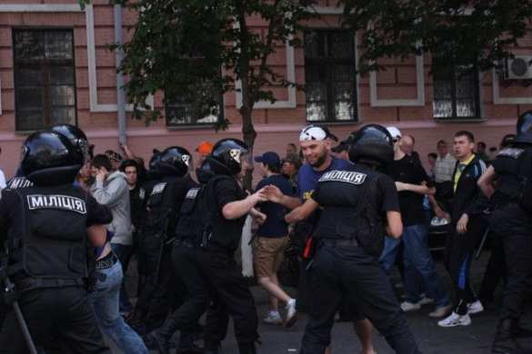 Die Selbstverteidigung des Maidan hat eine Schlägerei mit Spezialkräften der Polizei begonnen, als sie zum Kongress der Richter der Ukraine wollten | Русская весна