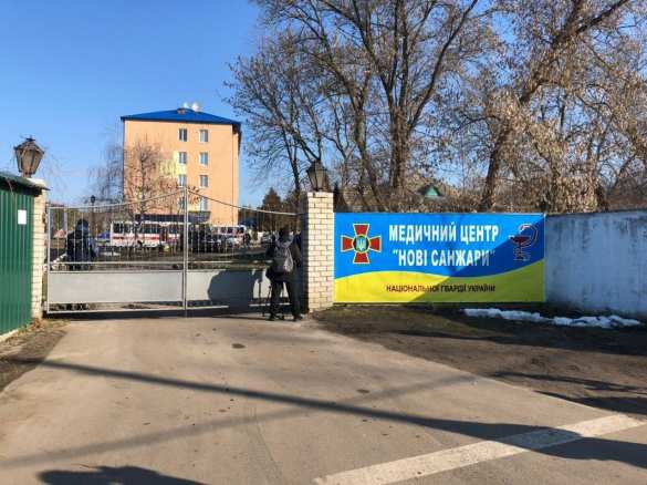 Переселенцы из Донецка привезли продукты украинцам, эвакуированным из Уханя (ФОТО) | Русская весна