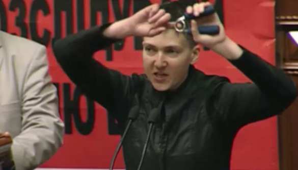 «Нашли пистолет и гранату»: Савченко вывели из зала Рады (ВИДЕО) | Русская весна