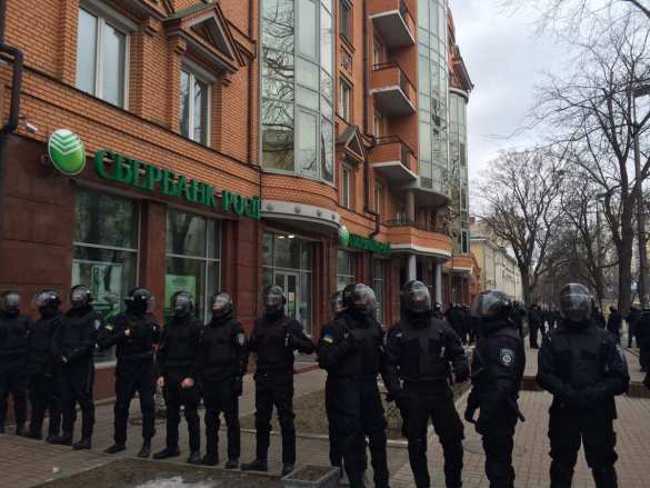 Сбербанк попросил Порошенко разблокировать отделения на Украине | Русская весна