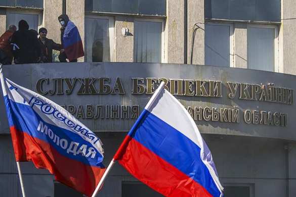 Митингующие, захватившие здание СБУ в Луганске, требуют провести референдум о федерации | Русская весна