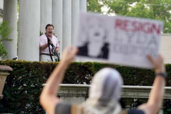 Активисты «чёрного Майдана» вновь пришли к семейной паре, защищавшей свой дом с оружием (ВИДЕО) | Русская весна