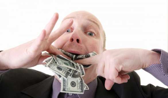 Украинский пограничник пытался съесть взятку во время задержания (ФОТО) | Русская весна