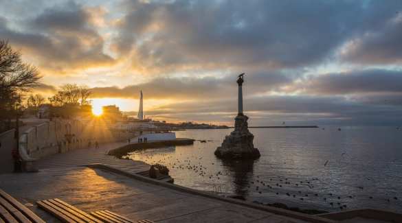 Военные отразили массированную атаку на Севастополь: фугасная часть ATACMS застряла в 9-этажном доме | Русская весна