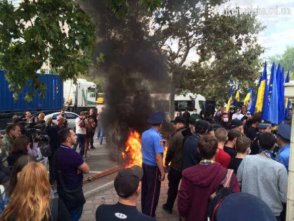 Митинг у приморского суда Одессы в поддержку задержанных «правосеков», обстановка накаляется — смотрите онлайн трансляцию и комментируйте с «Русской Весной» | Русская весна