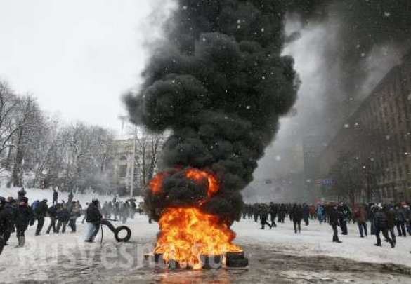 Alltage in Kiew: Straßenfeger nahmen die Protesten neben dem Verteidigungsministerium zum Vorwand, um den städtischen Müll abzuführen | Русская весна