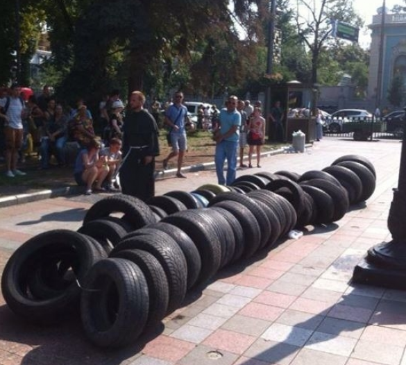 На Майдане переходный период — немного шин перед люстрацией | Русская весна