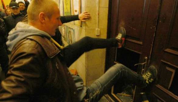 «Тарифный майдан» в Виннице: протестующие прорываются в горсовет (ФОТО, ВИДЕО) | Русская весна