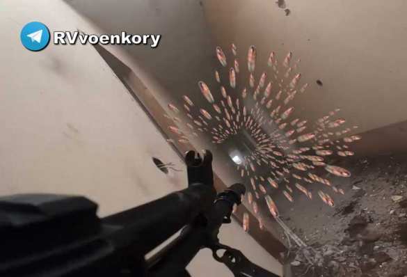 Штурмовик Армии России вступил в бой с боевиком ВСУ в руинах (ВИДЕО) | Русская весна