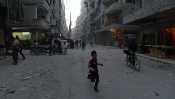 Мирные жители бегут от террористов, Сирия Ни еды, ни электричества, ни денег: сирийский беженец о жизни в «столице» ИГИЛ | Русская весна