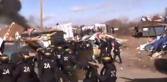 Во французском лагере для беженцев репортёра в прямом эфире забросали камнями (ВИДЕО) | Русская весна