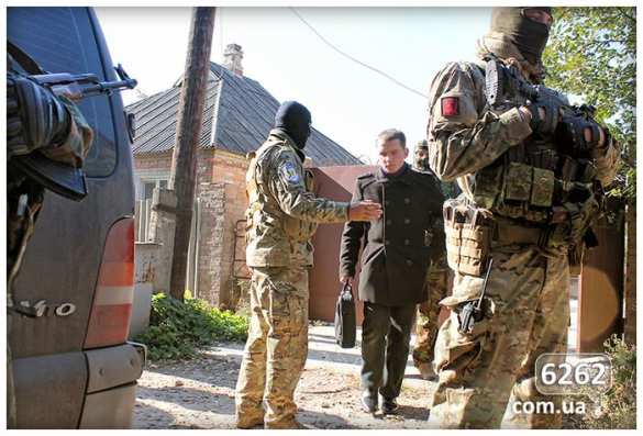 Зачистка Славянска: вооруженные до зубов каратели арестовали депутата Горсовета (фото-видео лента) | Русская весна