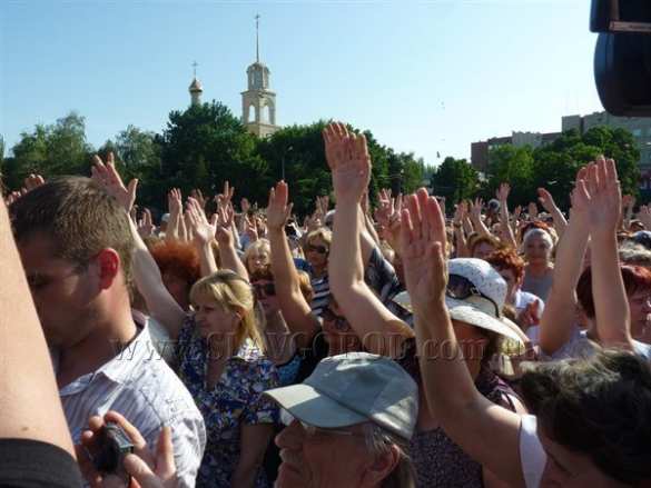 Терпение лопнуло: женщины Славянска собираются стать живым щитом и закрыть город от артобстрела (видео) Женщины Славянска проклинают украинскую власть и армию и собираются стать живым щитом и закрыть город от артобстрела (видео) | Русская весна