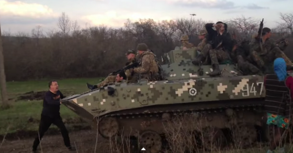 Украинские военные передвигаются по деревне в районе Славянска под прикрытием вертолетов, жители пытаются помешать (видео) | Русская весна