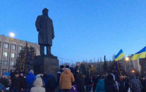 Памятник Ленину в Славянске националистам не удалось повалить, как ни старались (видео) | Русская весна