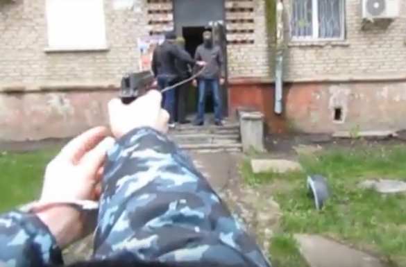 Украинский террорист показал, как убивал семью офицера МВД ЛНР — следственный эксперимент МГБ (ВИДЕО) | Русская весна