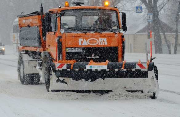 «Увидел снег и не смог удержаться»: в Киеве снегоуборочная машина снесла крышу легковушке (ФОТО, ВИДЕО) | Русская весна