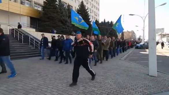 К людям, удерживающим здание СБУ в Луганске, прибыло большое подкрепление (видео) | Русская весна