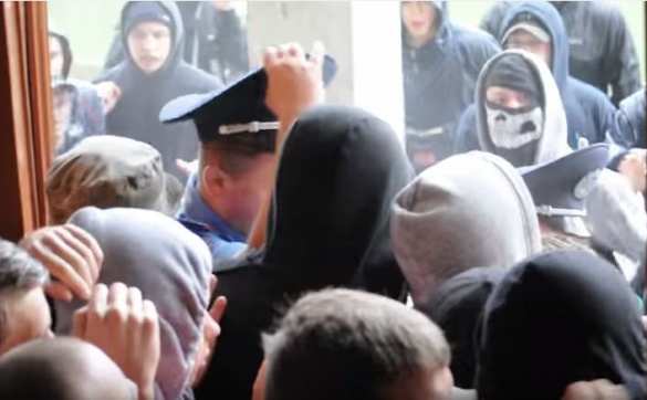 Драка футбольных фанатов в Ровно. Характерная реакция милиции (ВИДЕО) | Русская весна