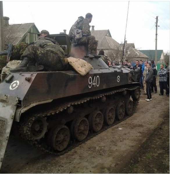 En ce moment des helicoptères essayent d&#039;empecher les habitants de la ville de poursuivre un blindé | Русская весна