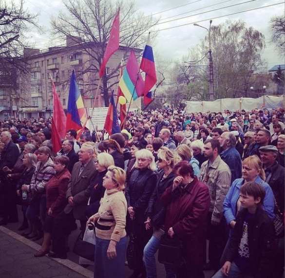 Сегодняшний митинг. Фото А. Коц. МОЛНИЯ: на съезде представителей народных сходов в Луганске избран губернатор Валерий Болотов и ожидается провозглашение независимой народной республики | Русская весна