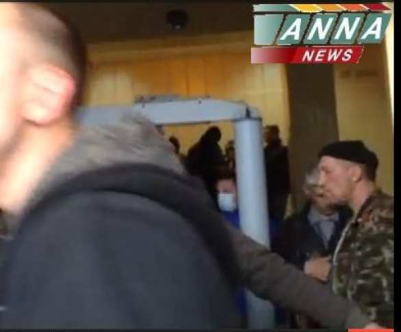 МОЛНИЯ, Луганск: после ОГА, восставшие заняли прокуратуру и вынудили начальника областной милиции Гуславского написать заявление об отставке | Русская весна