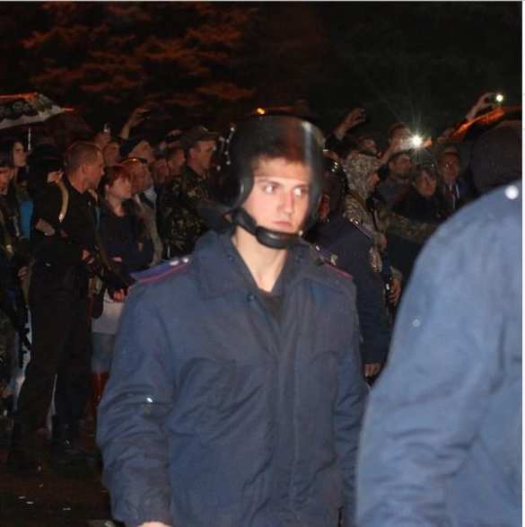 Из областного управления внутренних дел луганской области выходят группы бойцов Внутренних Войск и сотрудники милиции (видео) | Русская весна