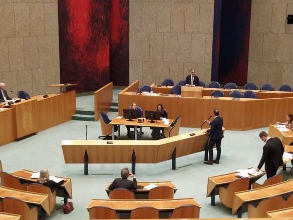 Глава минздрава Нидерландов упал в обморок во время обсуждения пандемии (ВИДЕО) | Русская весна