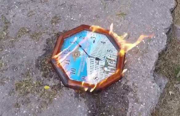 В Одессе неонацисты сожгли настенные часы отеля «Континенталь» (ВИДЕО) | Русская весна