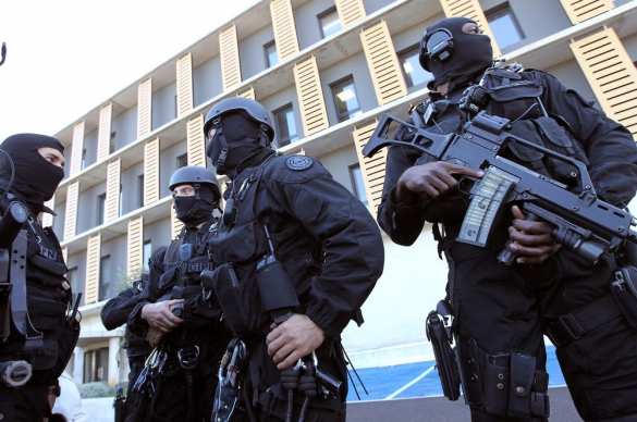 В поиске «жёлтых жилетов» во Франции спецназ оцепил школу и поставил детей на колени (ВИДЕО) | Русская весна