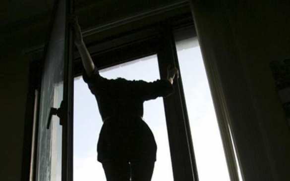 На Херсонщине женщина выпрыгнула с балкона 5-го этажа из-за платёжки на тепло (ФОТО) | Русская весна