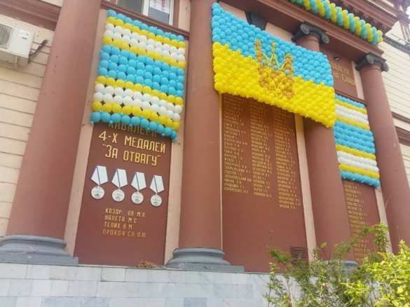 Odessa wall of Soviet Heroes was covered in yellow-blue baloons for Poroshenko's arrival (PHOTОS) | Русская весна