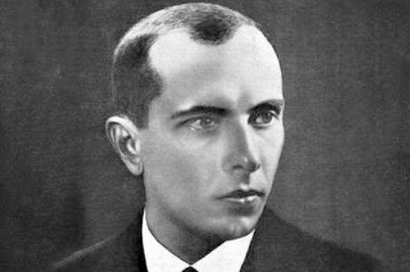 «Батько наш Бандера»: в Тернополе повесили огромный портрет нацистского прислужника на здании областной администрации (ФОТО) | Русская весна