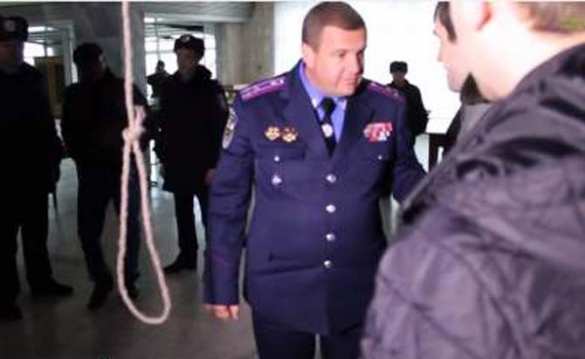 В Сумах депутатам принесли виселицу (видео) | Русская весна