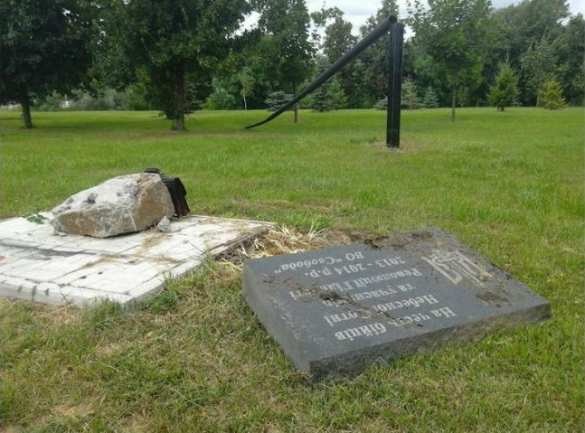 В Сумах сорвали флаг УПА и разбили памятный знак майданщикам | Русская весна