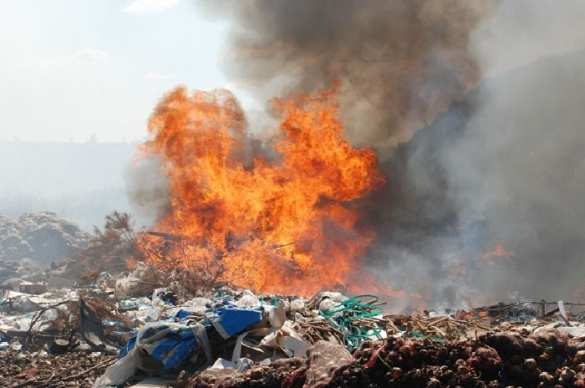 Теперь Николаев: на Украине загорелась очередная мусорная свалка (ВИДЕО) | Русская весна