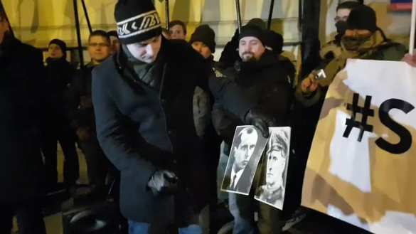 Польский депутат сжег «бандеровскую тряпку» и портреты Бандеры и Шухевича (ФОТО, ВИДЕО) | Русская весна