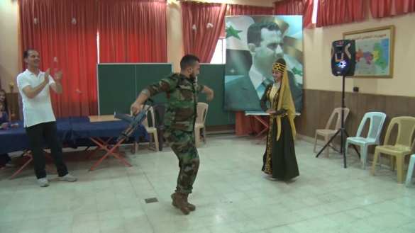 Сирия: Лезгинка солдата с автоматом и прекрасной девушкой взрывает Сеть (ВИДЕО) | Русская весна