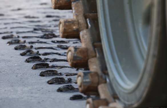 Проезд тяжелой военной техники по улицам Киева привел к массовому разрушению асфальта (ФОТО, ВИДЕО) | Русская весна