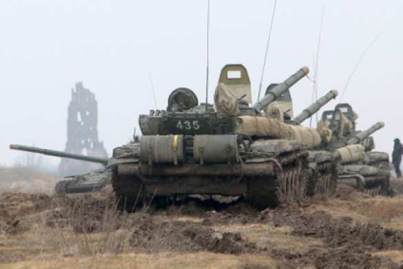 ВНИМАНИЕ: у Донецка оккупанты наносят на танки госсимволику РФ для организации провокаций и обвинения России | Русская весна