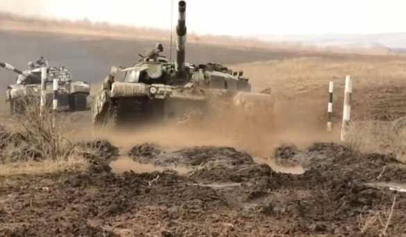 Танковые и мотострелковые подразделения Армии ЛНР выдвинулись к линии фронта (ВИДЕО) | Русская весна