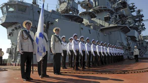 В сирийском Тартусе в честь Дня ВМФ поднят флаг России | Русская весна
