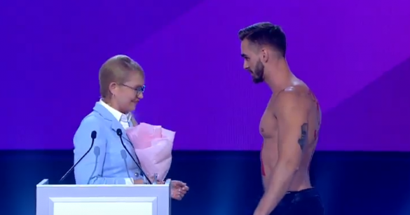 Скандал: Мужчина разделся перед Тимошенко и показал, куда ведёт «новый курс Украины» (ФОТО, ВИДЕО) | Русская весна