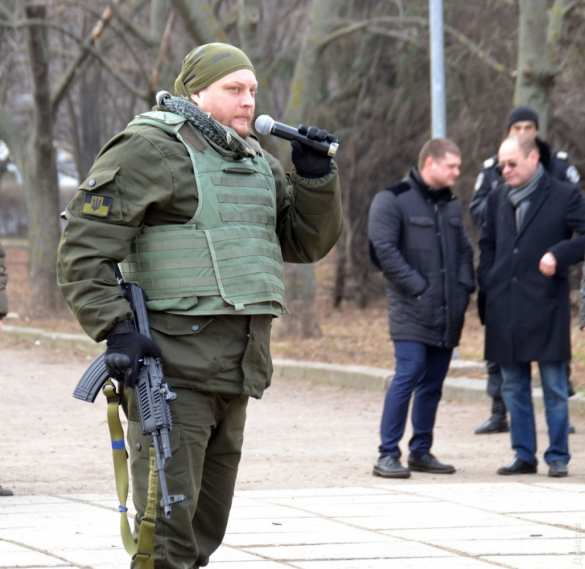 Украинцы отбили нападение нациста с кувалдой на памятник героям Великой Отечественной (ВИДЕО) | Русская весна