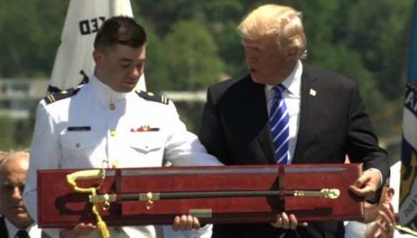 Трампу подарили саблю для «борьбы с прессой» (ВИДЕО) | Русская весна